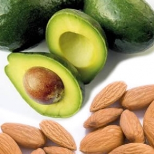 El aguacate y las almendras, se encuentran entre los alimentos de grasa buenas.