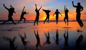 Adultos que confesaron que tenían 10 buenos amigos eran más felices. Adultos que confesaron que tenían 10 buenos amigos eran más felices.