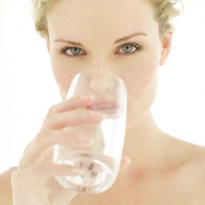 Se recomiendan consumir 2 o 3 litros de agua al da.