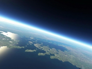 La atmsfera terrestre absorbe el calor en la superficie del planeta y la irradia en todas las direcciones como sucede en un invernadero.