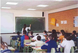 Segn un informe del Ministerio del Poder Popular para la Educacin, durante el ao 2013 se ubico en 93% la tasa neta de escolaridad primaria en Venezuela.