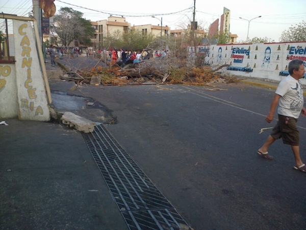 Una de las barricada en la Urbanización El Pinar Una de las barricada en la Urbanización El Pinar