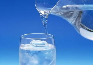 Japoneses toman un vaso de agua tibia o a temperatura ambiente en ayunas. Japoneses toman un vaso de agua tibia o a temperatura ambiente en ayunas.