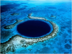 Gran Agujero Azu, ubicado a 100 Km de Belice. Gran Agujero Azu, ubicado a 100 Km de Belice.