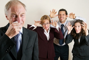 Los adultos suelen hacer bromas pesadas pensando que son simples chistes. Los adultos suelen hacer bromas pesadas pensando que son simples chistes.