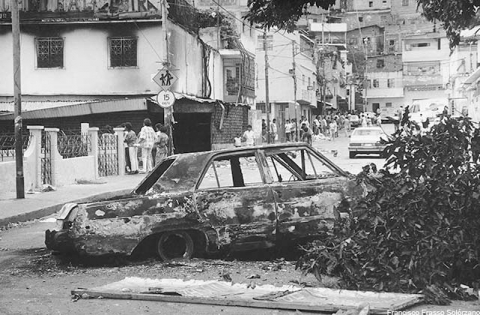 Diversos vehculo fueron incendiados durante el Caracazo de 1989.