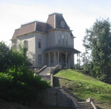 Casa recreada para el rodaje de la pelcula. Tuvo tanto xito que los estudios de Universal la adoptaron como atractivo turstico.