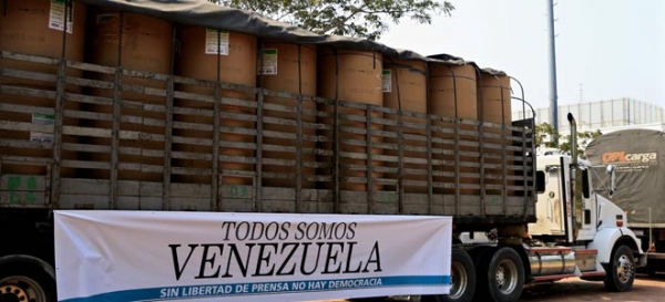 Colombia enva papel peridico a Venezuela.