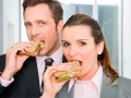 Comer acompaado fuera del trabajo puede reducir tu rendimiento