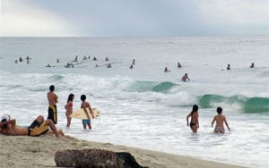 Playa Cayagua, ideal para la practica del surf.
