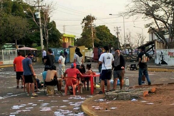 Ramas secas, troncos, latas de kioscos y hasta puertas de duchas usaron para armar la barricada que mantiene bloqueada la zona.
