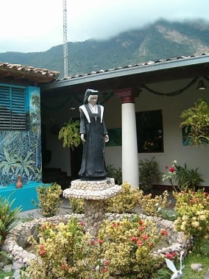 Estatua de la Madre Mara de San Jos