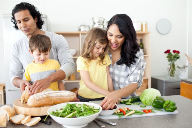 Las vacaciones son una oportunidad perfecta para ensearles a sus hijos a cocinar de una manera muy divertida