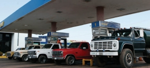 Gobierno evala subir precio de la gasolina 