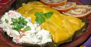 Halla, ensalada y pan de jamon. Halla, ensalada y pan de jamon.