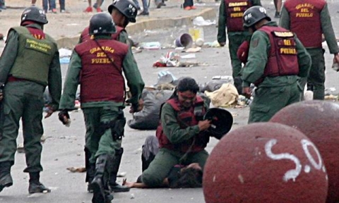 Ministerio Público (MP) dictó privativa de libertad a Josneidy Castillo, funcionaria de la Guardia del Pueblo, quien fue acusada de agredir a una joven manifestante en Valencia, estado Carabobo. Ministerio Público (MP) dictó privativa de libertad a Josneidy Castillo, funcionaria de la Guardia del Pueblo, quien fue acusada de agredir a una joven manifestante en Valencia, estado Carabobo.