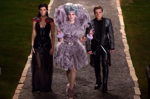 Imagen de una escena con los personajes Katniss, Effie y Peeta Imagen de una escena con los personajes Katniss, Effie y Peeta