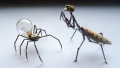 Artista usa relojes antiguos para crear insectos robots