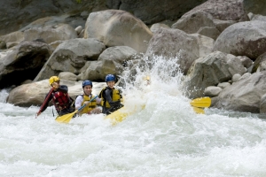 Kayak de aguas rpidas en el ros Acequias