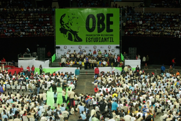 Maduro aprob Bs 11.631 millones para recuperar liceos. Foto: Noticias24