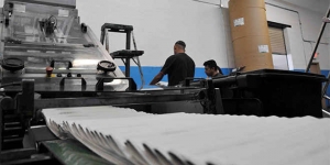 Continúa crisis en medios impresos por falta de papel periódico. Continúa crisis en medios impresos por falta de papel periódico.
