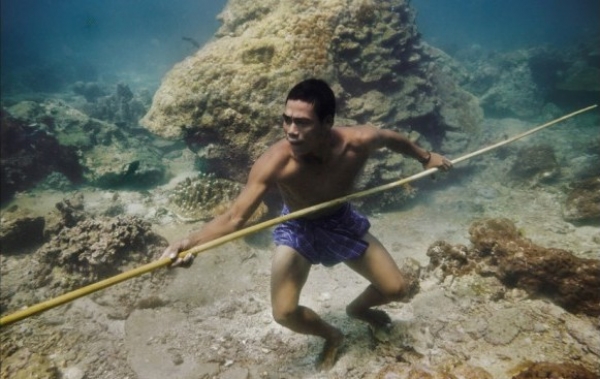 Este pueblo nmada vive en el mar desde hace siglos, pero ahora estn siendo presionados para que abandonen este estilo de vida, se vuelvan sedentarios y se sumen al sistema econmico monetario