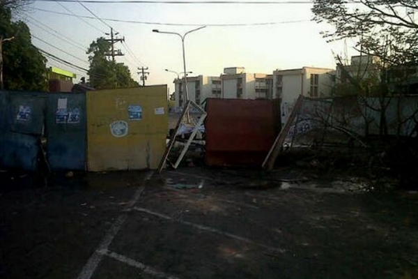 Kioskos fueron utilizados como barricadas para impedir el paso