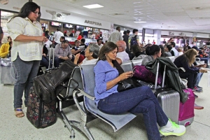 Pasajeros de venezolana a la espera de reubicacin.