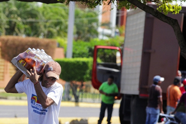 Camión saqueado en horas del mediodia frente a la URBE Camión saqueado en horas del mediodia frente a la URBE