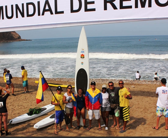 Edimar Luque junto a la seleccin venezolana de SUP en el campeonato mundial de Stand Up Paddle