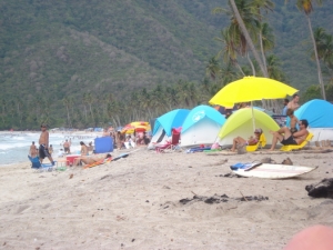 Turistas pueden acampar en la playa.