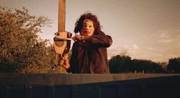 Que el asesino utilice una máscara y un arma poco conocida es muy común en el cine Slasher Que el asesino utilice una máscara y un arma poco conocida es muy común en el cine Slasher