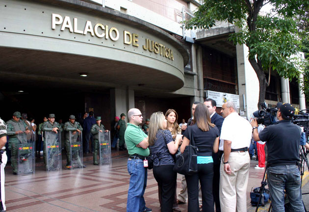 La oposicin se concentra frente al Palacio de Justicia en apoyo a Leopoldo Lpez