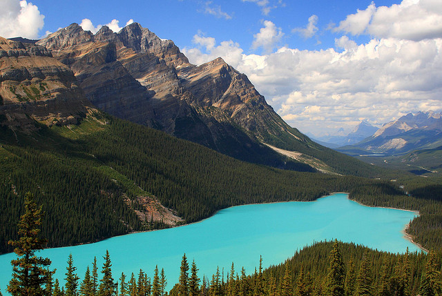 Ubicado en Canad posee un color turquesa brillante.