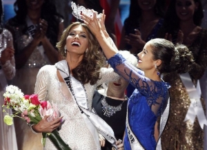 Olivia Culpo coronando a Maria Gabriela Isler Miss Universo 2013-2014