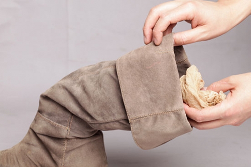 Si lavaste tus zapatos y no se secaron bien por falta de sol o tiempo, puedes rellenarlos con papel periódico para que absorban la humedad, en pocas horas estarán totalmente secos Si lavaste tus zapatos y no se secaron bien por falta de sol o tiempo, puedes rellenarlos con papel periódico para que absorban la humedad, en pocas horas estarán totalmente secos