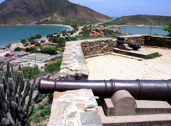 Vista desde el Fortín de la Galera. A la Izquierda la Playa La Galera. A la derecha la Laguna de los Mártires Vista desde el Fortín de la Galera. A la Izquierda la Playa La Galera. A la derecha la Laguna de los Mártires