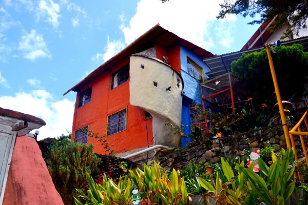 Parte de la fachada de Chalets Turísticos Arcoíris. Parte de la fachada de Chalets Turísticos Arcoíris.