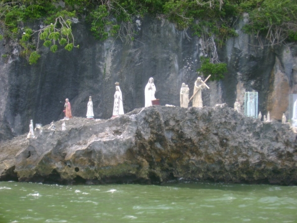 Imagenes religiosas en la cueva. 