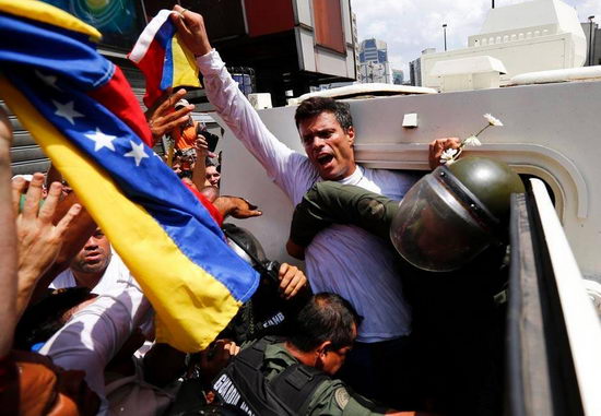 Leopoldo Lpez se entreg a la Guardia Nacional luego de dar un discurso a miles de sus seguidores