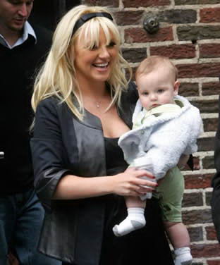 princesa del pop, reina del pop, Madona, Britney Spears, Sean Preston, Kori, Kaleb, Fiderline, George Clooney, Baby One More Time, embarazada, segundo hijo, US Weekly, San Francisco Chronicle, mp3 de brit, gratis, fotos de brit, ringtones, pop, rock, balada, ranchera, regeton, guaracha, clasica, grupera, rege, ska, salsa, merengue, in the zone