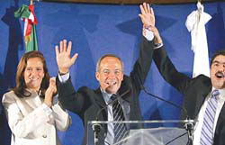 Felipe Calderon, Andres Manuel Lopez Obrador, Roberto Madrazo, Álvaro Uribe Vélez, Carlos Gaviria, Horacio Serpa Uribe, Antanas Mockus, Ingrid Betancourt, registraduría nacional del estado civil, café, das, eln, FARC, paracos, milico, oea, organización de estados americanos, elecciones limpias, transparentes, conteo manual, onpe, cne, evo morales, Unión por el Perú, Ollanta Humala, Gonzalo García, Carlos Torres Caro, Partido Aprista Peruano, Alan García, Luis Giampietri, Lourdes Mendoza, Unidad Nacional, Lourdes Flores, Arturo Woodman, Luis Carpio, Alianza por el Futuro, Martha Chávez, Santiago Fujimori, Rolando Souza, Frente de Centro, Valentín Paniagua, Alberto Andrade, Gonzalo Aguirre, Restauración Nacional, Humberto Lay, Sun Máximo, San Román, María De la Puente, ejemplo de elecciones