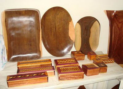 Artesana en madera. Tintorero