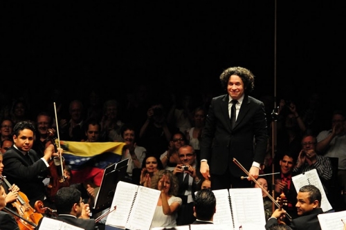 Dudamel disfruta y vive cada una de sus presentaciones como la primera (Foto: Fesnojip).