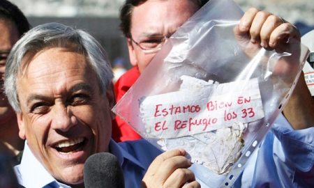 El presidente Piñeira muestra la nota enviada por los mineros El presidente Piñeira muestra la nota enviada por los mineros