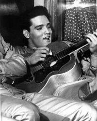 Edison Peña admira a Presley Edison Peña admira a Presley