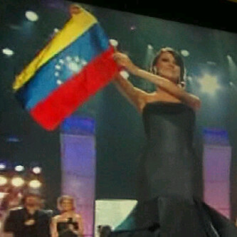 Foto tomada del Twitter, se aprecia a Stefanía con la bandera de 7 estrellas de Venezuela Foto tomada del Twitter, se aprecia a Stefanía con la bandera de 7 estrellas de Venezuela