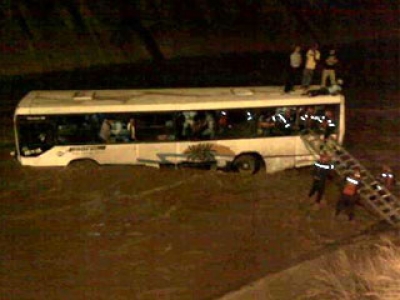 El autobs colision con carro particular y cay al Guaire