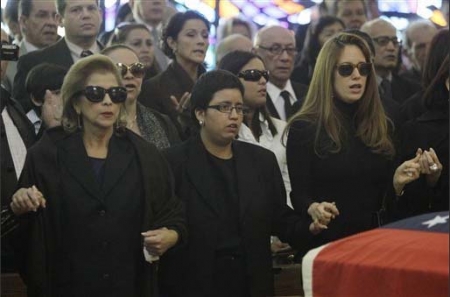 Cecilia Matos y sus hijas en una misa realizada en Miami, Estados Unidos Cecilia Matos y sus hijas en una misa realizada en Miami, Estados Unidos