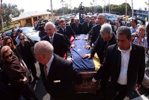Familiares y amigos cargan el féretro de Carlos Andrés Pérez, durante los servicios religiosos que se efectuaron en la Iglesia St. Thomas The Apostle, el miércoles, 29 de diciembre de 2010. Foto: El Nuevo Herald. Familiares y amigos cargan el féretro de Carlos Andrés Pérez, durante los servicios religiosos que se efectuaron en la Iglesia St. Thomas The Apostle, el miércoles, 29 de diciembre de 2010. Foto: El Nuevo Herald.